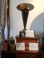 ホーン固定式の小型エジソン蝋管蓄音機